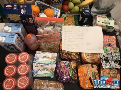 孫雯和室友們收到隔壁華僑鄰居送來的食物和日用品。（受訪者供圖）