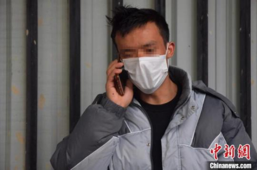 　當(dāng)<a target='_blank'  >中新網(wǎng)</a>詢問王昭（化名）需要帶什么物資來探訪他，他只說，拿幾個(gè)口罩吧，老家要來人了。圖為王昭。（張斌 攝）