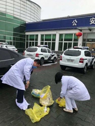 楊非衡（左）在工作中。（受訪者供圖）