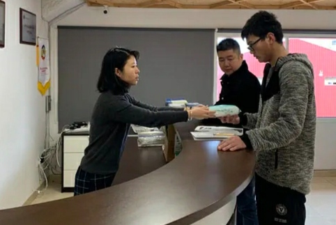 西班牙巴塞羅那華助中心為僑胞分發(fā)口罩。（受訪者供圖）