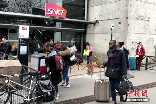 資料圖：當?shù)貢r間3月17日，法國巴黎蒙帕納斯車站，民眾準備乘車離開。<a target='_blank' >中新社</a>記者 李洋 攝