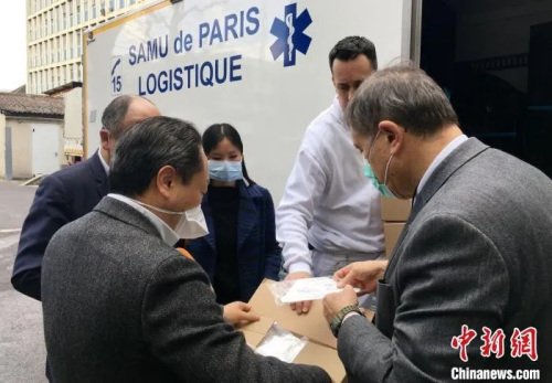 資料圖：中國工商銀行巴黎分行向巴黎專門收治新冠肺炎患者的急救中心SAMU和皮提耶-薩勒佩醫(yī)院兩家醫(yī)療機構無償捐贈4萬枚N95醫(yī)用口罩。圖片來源：中國新聞網(wǎng)