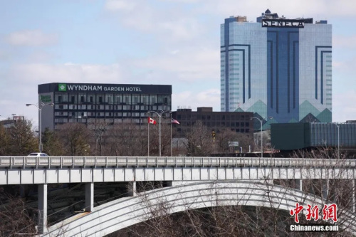 資料圖：圖為加拿大安大略省尼亞加拉瀑布城和美國紐約州尼亞加拉瀑布城之間的彩虹橋口岸，在“封關”首日一改熱鬧常態(tài)，變得冷冷清清，甚少車輛通行。<a target='_blank' >中新社</a>記者 余瑞冬 攝