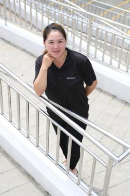 　白虹：疫情期間必須為門把和欄桿等消毒，工作量增加了，也讓我意識到清潔工作非常重要。(李健瑋攝)