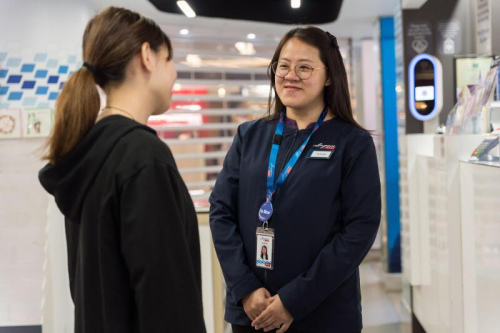 陳藝金(右)辛勤工作之際，心里總是惦記著遠在馬來西亞的七個月大寶寶。(特約張榮攝)