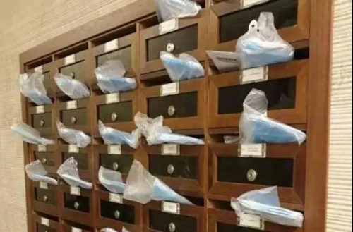 華人送給鄰居的口罩。(《新歐洲僑報(bào)》)