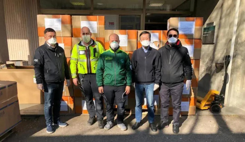 李秀桐、朱金亮、周建煌向米蘭當(dāng)?shù)蒯t(yī)院捐贈(zèng)物資。(受訪者供圖)