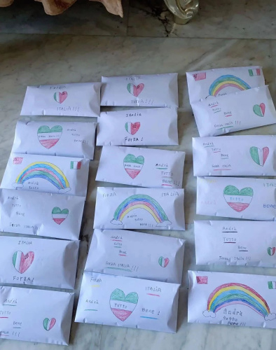  每個(gè)信封內(nèi)都承載著一份愛(ài)。(《歐洲時(shí)報(bào)》意大利版微信公眾號(hào)“意燴”圖)