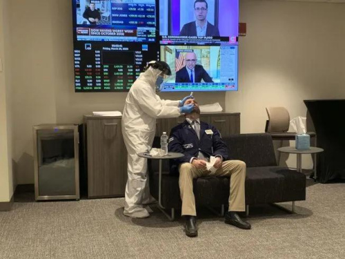 志愿者醫(yī)生為疑似新冠感染者作鼻咽喉拭子檢測(cè)。(陳揚(yáng)洺 供圖)