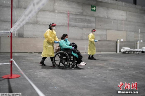 西班牙患者進(jìn)入馬德里會(huì)展中心方艙醫(yī)院。