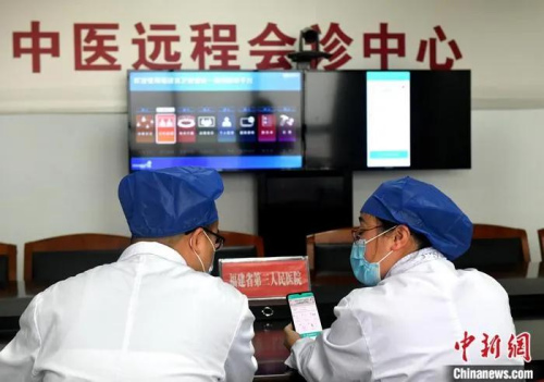 資料圖：福建中醫(yī)藥大學(xué)附屬第三人民醫(yī)院醫(yī)生就福建中醫(yī)助力菲律賓防控新冠肺炎平臺功能進(jìn)行討論?！蚊?攝