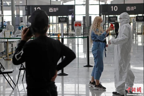 資料圖：意大利米蘭市中心空無(wú)一人的維托里奧·埃馬努埃萊二世購(gòu)物中心。