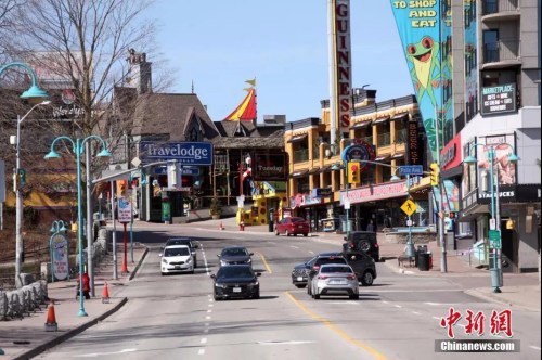 資料圖：加拿大、美國(guó)交界處的著名景點(diǎn)尼亞加拉大瀑布群加拿大一側(cè)，一條游樂街區(qū)游客寥寥。<a target='_blank' >中新社</a>記者余瑞冬 攝