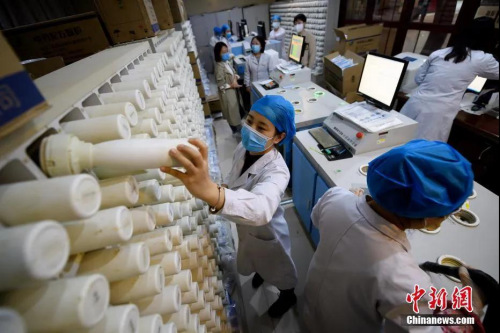 資料圖：山西醫(yī)院趕制中醫(yī)藥劑馳援海外僑胞戰(zhàn)“疫”。<a target='_blank' >中新社</a>記者 韋亮 攝