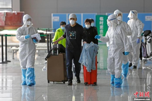 　資料圖：上海市各區(qū)駐虹橋機(jī)場工作人員在T2航站樓為入境人員進(jìn)行信息核查。 殷立勤 攝