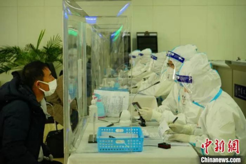 資料圖： 海關(guān)關(guān)員在口岸對旅客進(jìn)行流行病學(xué)調(diào)查。　騫壯 攝