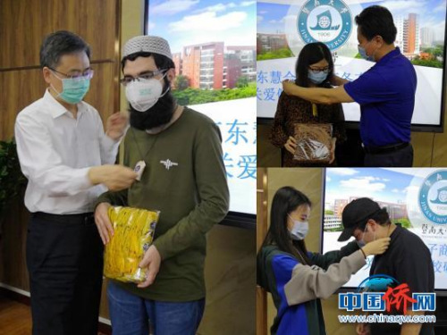 暨南大學(xué)在校研究生獲贈該校自研中藥防疫香囊 李偉苗 攝