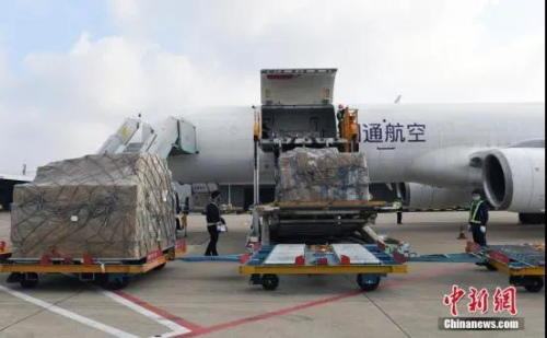 資料圖：2月5日，工作人員將華僑華企捐贈的物資從飛機(jī)上卸下。<a target='_blank' >中新社</a>記者 李晨韻 攝