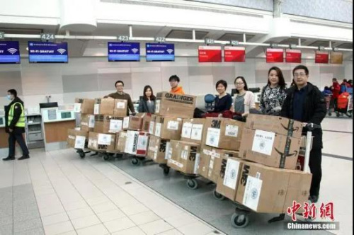 當(dāng)?shù)貢r間2月15日，復(fù)旦大學(xué)多倫多校友會及多倫多當(dāng)?shù)厝A僑華人捐贈的一批防護(hù)服、護(hù)目鏡等醫(yī)用防護(hù)物資在多倫多國際機(jī)場辦妥上機(jī)手續(xù)，將發(fā)往武漢、上海等地。 <a target='_blank' >中新社</a>記者 余瑞冬 攝