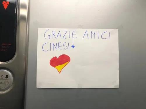 鄰居在小區(qū)電梯內(nèi)張貼“感謝信”。（《歐洲時報》意大利版微信公眾號“意燴”圖）