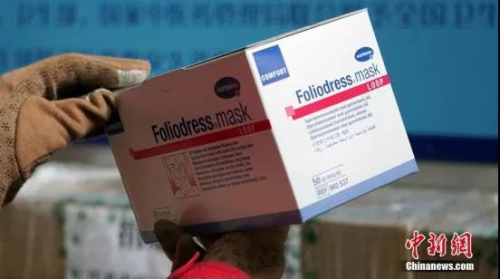 圖為匈牙利華僑捐贈的醫(yī)用口罩。魏建軍 攝