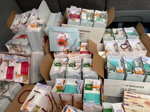 駐伊斯坦布爾使館發(fā)放的“健康包”，包里有口罩、消毒古龍水、維生素片等。（圖片來源：中國駐伊斯坦布爾總領館微信公眾號）