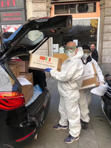 華人商會送物資。(作者供圖)