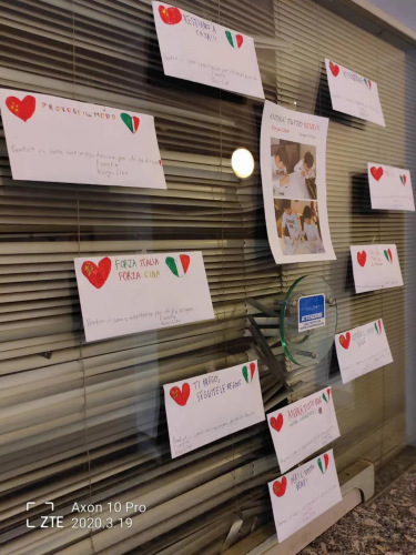 華人孩子把口罩放進(jìn)信封，同小區(qū)住戶可以自取。(作者供圖)