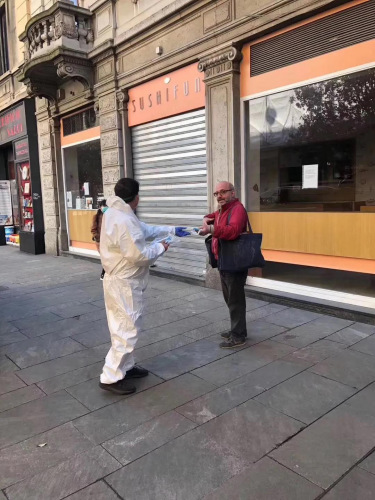 華人向意大利人送口罩。(作者供圖)