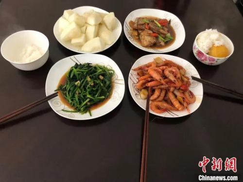 資料圖：圖為民眾使用“家庭公筷”就餐。　林波 攝