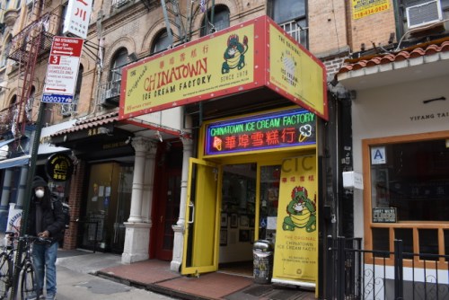 “華埠雪糕行”堅持營業(yè)。(美國《世界日報》/顏嘉瑩 攝)