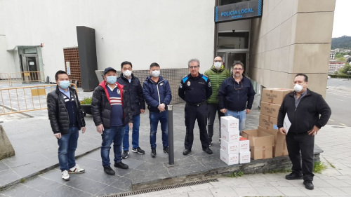 加利西亞奧倫塞Orense的華僑華人為當(dāng)?shù)鼐栀浄酪呶镔Y。(西班牙《歐華報》)