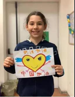 孩子們繪畫為中國加油。(作者供圖)