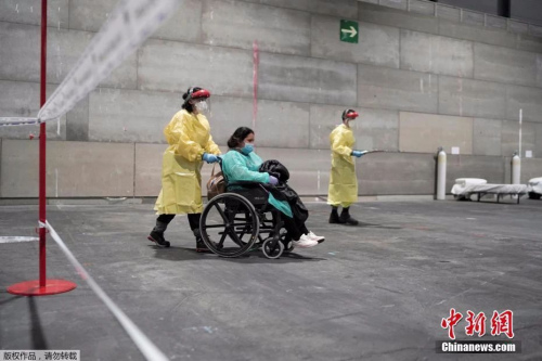 患者進(jìn)入馬德里會(huì)展中心方艙醫(yī)院。