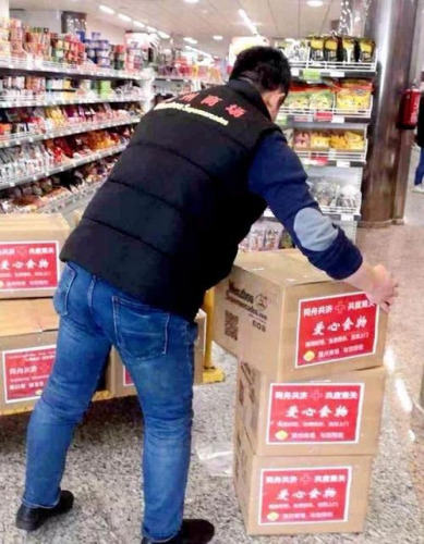 西班牙溫州商場(chǎng)免費(fèi)為隔離人員送愛(ài)心食品。(西班牙《歐華報(bào)》圖片)