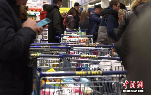 民眾去超市購(gòu)物。圖文無(wú)關(guān)