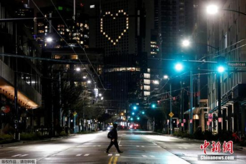 華盛頓“居家令”將從當地時間4月1日凌晨起生效，至少持續(xù)到4月24日，期間民眾除進行必要活動外，均不得出門。圖為西雅圖凱悅酒店把空置的房間燈形成了“心形”。