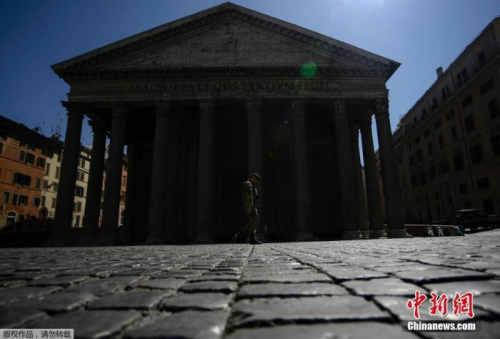 當(dāng)?shù)貢r(shí)間4月1日，一名士兵走過(guò)羅馬市中心的萬(wàn)神殿紀(jì)念碑。