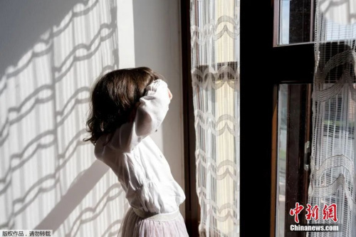 資料圖：意大利全國“封城”，圖為兩歲的孩子曬著太陽望向窗外。(<a target='_blank'  >中新網</a>)