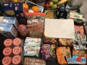 孫雯和室友們收到華僑鄰居送來的食物和日用品。