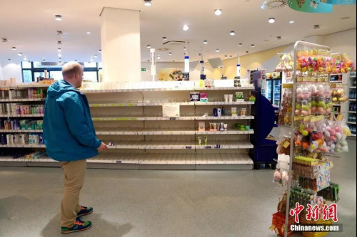 　資料圖：當(dāng)?shù)貢r間3月18日，柏林一家藥妝連鎖內(nèi)的消毒液和洗手液處于缺貨狀態(tài)。<a target='_blank' >中新社</a>記者 彭大偉 攝