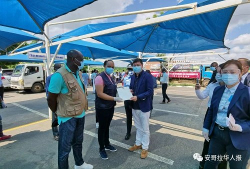 鄭綱董事長(zhǎng)親手將大使信函轉(zhuǎn)交給本戈省省長(zhǎng)。(安哥拉華人報(bào))