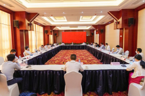 姜再冬大使同中企主要負責(zé)人及有關(guān)軍事專家和志愿者教師代表座談(圖片來源：中國駐老撾大使館網(wǎng)站))