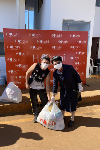 蔣菊英(右)在分發(fā)物資。 受訪者供圖