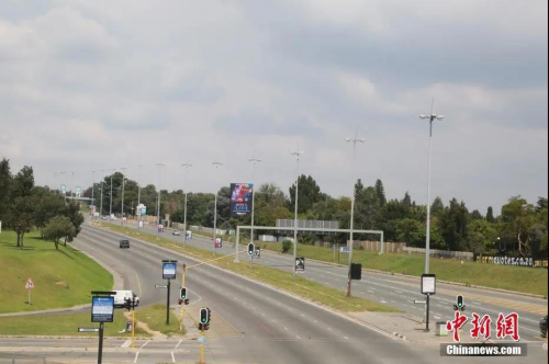 當(dāng)?shù)貢r間4日1日，南非約翰內(nèi)斯堡，威廉姆·尼克爾大街上幾乎沒有車輛往來。受疫情影響，南非已經(jīng)實(shí)施全國范圍“封城”。<a target='_blank' >中新社</a>記者 王曦 攝