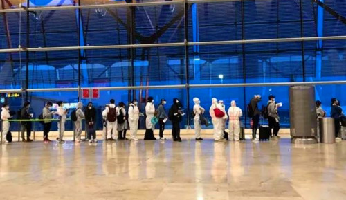 排隊登機的留學生。