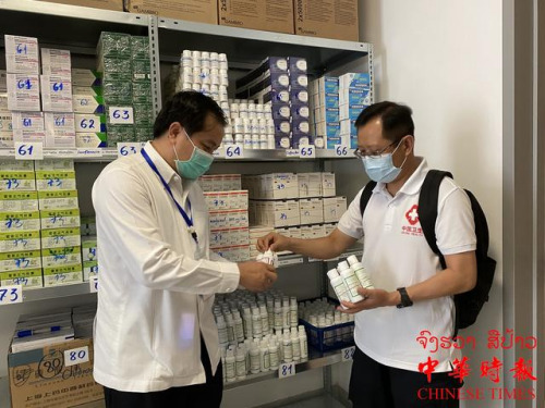 專家介紹中醫(yī)藥的作用。(老撾《中華時報》)