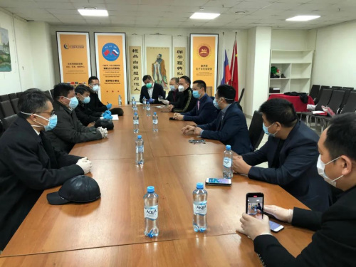 張漢暉大使看望慰問在俄華商和僑團(tuán)代表。(中國駐俄羅斯大使館微信公眾號)