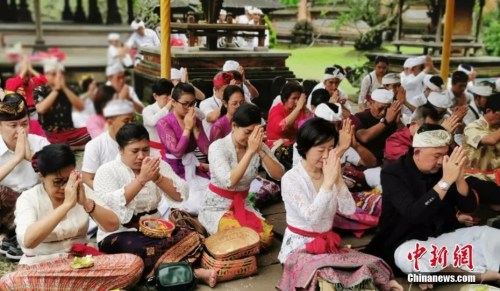 資料圖：2月8日，印尼巴厘省政府和巴厘省旅游理事會(huì)舉辦了“為中國(guó)祈?！被顒?dòng)。<a target='_blank' >中新社</a>發(fā) 鐘欣 攝
