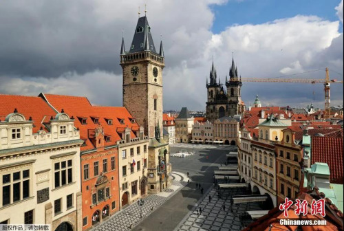 疫情之下，捷克布拉格老城區(qū)空無一人的街道。